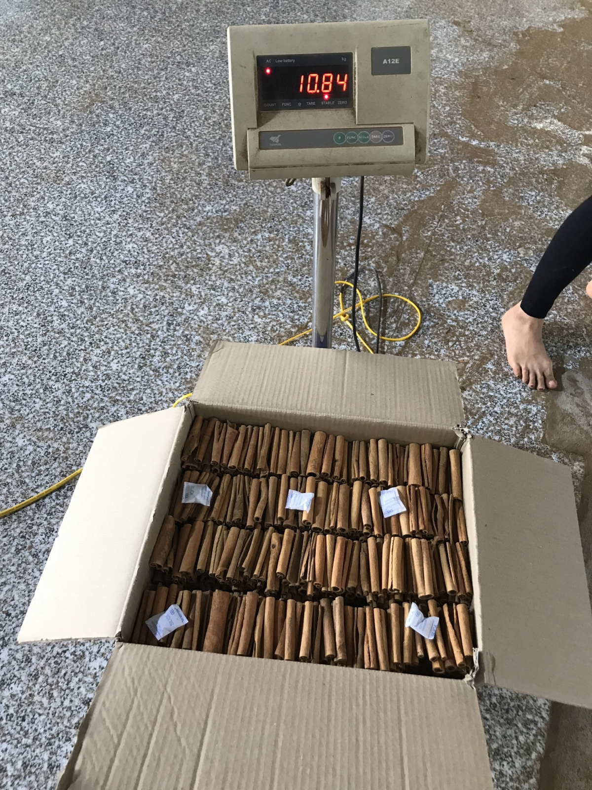 Cinnamon packing at Khue Star factory